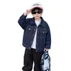 Chaqueta de mezclilla para niño de color oscuro, estilo primavera/otoño 2026, que no se decolora, simple y versátil, chaqueta de mezclilla de color liso