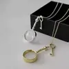 Colgante de Llave con Lupa Estilo Vintage, Collar Largo Bicolor Dorado y Plateado Moderno y Versátil, Collar para Suéter con Diseño de Nicho