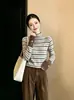O popular top de malha com gola alta listrado em cinza e cor contrastante de manga comprida deste ano para outono e inverno, estilo coreano, absolutamente lindo, modelador, suéter estiloso