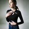Camiseta negra con escote asimétrico, diseño de pétalo calado, top moderno, sexy, camisa pequeña, otoño, nuevo básico