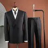 O terno masculino de duas peças com lapela entalhada é adequado para casamentos, festas, eventos de jantar, bailes de formatura e apresentações de palco.