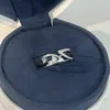 Anel Vintage Folhas Linger Folha Oca Feminino Antigo Leve Luxo Cor de Contraste Anel de Diamante de Alta Qualidade para Mulheres