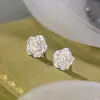 Aretes de tornillo de camelia para mujer, elegantes, de lujo ligero, modernos, versátiles, diseño de nicho, aretes de alta gama, regalo de San Valentín