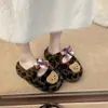 Zapatillas de casa de algodón gruesas de tacón alto 2026 superventas lindas y versátiles con diseño de oso, zapatillas peludas de velcro de moda para mujer