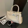 2026 Nova Bolsa Tote Urbana para o Dia a Dia Estilosa Tendência Personalidade ins Bolsa de Ombro Temperamento Fashionável Bolsa Transversal Simples
