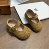 Zapatos para bebé con suela blanda, zapatos de moda calados de una sola pieza, nuevo modelo primavera 2026, zapatos transpirables de punta cerrada para niñas tipo princesa