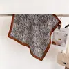Lenço quadrado pequeno de algodão e linho com padrão espinha de peixe abstrato estilo coreano, lenço de cabeça com toque de seda, echarpe, protetor de pescoço contra o sol e lenço