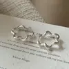 Aretes Huecos de Flor Plateada Estilo Francés, Aretes de Aro Simples con Sensación de Alta Gama, Nuevos Aretes de Aro para Mujer, Accesorios Versátiles para las Orejas