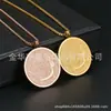 Colar pingente com texto gravado de origem transfronteiriça pingente redondo de aço inoxidável efeito em relevo colar de aço titânio C