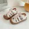 Sapatos para bebês e crianças pequenas com biqueiras antiderrapantes, sapatos casuais de praia para meninos e meninas, sandálias infantis com couro macio e solas macias, sapatos para bebês aprenderem a andar