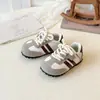 Sapatos Argan para Meninos 2025 Outono Novo Estilo Sapatos Esportivos Versáteis de Solado Macio para Crianças Calçados Casuais Slip-on para Meninas e Crianças de Meia-idade