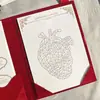 Tarjetas de invitación de boda de terciopelo burdeos con logo de lámina dorada, completas con sobres