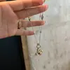 Colar Tendência Livro Vermelho Pequeno Cabacinho Trevo de Quatro Folhas Pingente Fecho Universal Corrente para Suéter Nicho Retro Colar Venda por Atacado