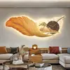 Pintura decorativa de restaurante de plumas transfronterizo con reloj, arte de pared de ciervo de lujo ligero, mural de pintura de luz LED de paisaje de estilo chino nuevo para sala de estar