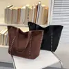 Estilo casual europeu e americano, elegante e de grande capacidade, 2026 camurça nova moda personalizado com tachas bolsa de ombro de pele de veado