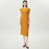 Vestido Miyake Gama Alta Calidad de Mostrador Cuello Redondo Color Sólido Holgado Diseño Asimétrico de Moda Falda de Longitud Media