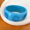 Pulseira redonda de resina com gradiente iridescente transfronteiriça, peça de destaque única e estilosa, joia de design de nicho de luxo leve