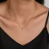 Colar de Aço Titânio com Pingente de Trevo de Quatro Folhas Totalmente Cravejado, Estilo Francês de Luxo Leve, Compacto, para Mulheres, Exquisito e Doce, Conjunto de Corrente para Clavícula Versátil de Alta Qualidade