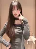Camiseta de Manga Larga con Rayas Negras y Grises, de un Solo Hombro, Hueso de la Clavícula Expuesto, para Mujer, Otoño Temprano 2025, Top Elegante con Cinta Asimétrica