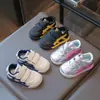 Sapatos Infantis Primavera e Outono Superfície de Couro Tênis Esportivo Infantil Tênis de Corrida para Meninos Sola Macia Leve Sapatos para Meninas Sapatos Infantis para Jardim de Infância Simples