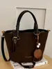 Bolso tipo cubo estilo retro para mujer, nueva colección otoño 2026, diseño coreano simple y casual, alta calidad, bolso de hombro de color liso