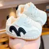 Sapatos de bebê com solas macias, antiderrapantes, novos modelos de primavera e outono, sapatos para bebês iniciantes de 0 a 1 ano, respiráveis e antiderrapantes