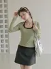Impressionante camiseta de manga longa para mulheres, com decote halter e gola quadrada, design de peça dupla falsa, novo design para o início do outono de 2026, top básico estiloso