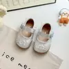 Sapatos de Couro Redondos Bordados Fofos de Desenho Animado para Bebês Meninas, Novos Sapatos Macios para Bebês Caminharem, Coleção Primavera e Outono 2026