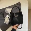Bolsa de Mão Pequena Feminina 2026 Novo Estilo de Verão Bolsa de Ombro de Nicho de Alta Qualidade para Trabalho e Deslocamento Bolsa Transversal Estilo Balde