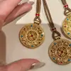 Collar de Cadena para Suéter con Colgante de Vajra Hueco de Color Fuerte que Conserva el Color, Brújula de los Ocho Tesoros, Chapado en Oro de 24 Quilates de la Tienda de Oro