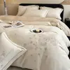Juego de Cuatro Piezas 100% Algodón Cepillado Flores Bordadas Mariposas Funda Nórdica de Algodón Puro Juego de Tres Piezas Sábana Funda de Almohada Ropa de Cama