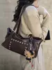 Bolso pequeño popular transfronterizo con remaches para mujer, nuevo bolso cuadrado pequeño de moda versátil 2026 para el hombro, bolso de hombro retro para commuting