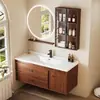 Tocador de baño de cerámica de color nogal estilo mid-century con lavabo integrado y espejo redondo