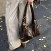 Bolsa Tote de Couro com Cera Retro para Mulheres 2025 Nova Bolsa de Ombro com Rebites de Alto Padrão Versátil Grande Capacidade Bolsa para o Dia a Dia Tendência