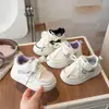 Zapatillas para Niñas 2026 Primavera Nuevos Zapatos de Moda Zapatos Deportivos Casuales de Suela Suave para Niños Zapatos Modernos para Niños Versátiles