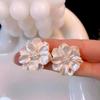 Estrellas con Pendientes de Tuerca de Camelia Dulce y Elegante para Mujer Lujo Ligero de Alta Gama Exquisito Fresco Femenino Accesorios para Oreja Nueva Moda