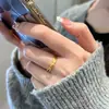 Chapado en Oro de 24 Quilates Fuerte Retención del Color Moda Anillo Retorcido Banda de Mobius Amor Infinito Simple Versátil