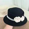 Sombrero de perlas de camelia estilo Hepburn, sombrero de pescador elegante retro francés, sombrero de cubo de lana versátil para mujer