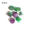 Dados poliédricos camaleónicos de dos colores con nueva fuente, juego digital DND, color en ejecución