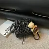 Nuevo bolso cubo retro de nicho 2026 para mujer, bolso tote versátil de cordón de alta gama, bolso de hombro cruzado súper moderno
