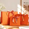 Sacolas de presente florais vermelhas estilo europeu podem ser impressas com logotipos, disponíveis em vários tamanhos, com um toque de luxo, espessadas e adequadas para lembrancinhas de festas festivas.
