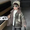 Jaqueta Masculina com Forro de Fleece Outono/Inverno 2026 Nova Jaqueta Elegante de Lã com Gola Xadrez Estilo Coreano Jaqueta Espessa Infantil