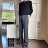 Pantalones de alta gama, ligeramente acampanados para hombre, con un diseño elegante y moderno, un corte relajado y una silueta favorecedora.. Estos pantalones largos de color liso son perfectos para otoño e invierno, ofreciendo calidez adicional con un forro de felpa.