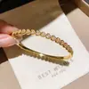 Pulsera de Corazón Chapada en Oro Real de 18k Estilo Minimalista Exquisito de Temperamento Francés Pulsera de Lujo Ligero Moda Joyería de Mano Versátil para Mujeres