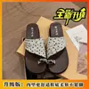 Sandalias de exterior para mujer con diseño de clip para los dedos, que cuentan con una parte superior de tela plisada de lunares, adornos metálicos en los dedos y una suela de plataforma para mayor altura - Nuevo estilo 2026