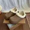Pantuflas de algodón para mujer de doble uso, suela gruesa, nuevo estilo invierno 2026, tipo slip-on casual, peludas, con forro de felpa y engrosadas, zapatos casuales de algodón