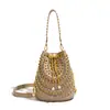 Bolso de cadena con adornos de diamantes estilo punk de moda transfronterizo, nuevo modelo 2026, bolso de hombro único con remaches texturizados, bolso cruzado tipo cubo