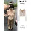 Top interior blanco de encaje con cuello en V para mujer, capa base, nuevo modelo de principios de otoño 2026, deslumbrantemente sexy y puro, perfecto para usar a principios de otoño.