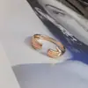 Mano sosteniendo anillo de unión manos de amor anillo abrazándose joyería transfronteriza Anillo abierto de plata tailandesa para mujer al por mayor