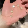 Pulseira de Zircônia com Flor de Quatro Folhas e Concha Rosa Ajustável para Mulheres com Design Vazado, Joia de Mão Exquisita e de Luxo Leve Atacado